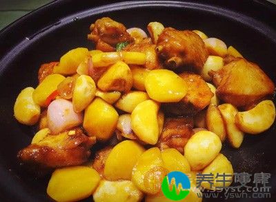 急速将山鸡肉块放入煸炒上色