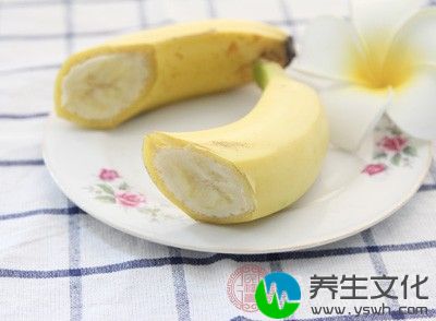 预防痛风：香蕉含有丰富的钾，食用它可以减少尿酸结晶沉淀在关节中，帮助人体排泄尿酸