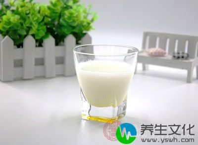 菠菜等含草酸较多的蔬果，会与钙结合成不溶性的沉淀，影响牛奶中钙质的吸收。