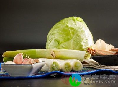 取干净的葱白10根，切碎，大蒜3瓣，大米50克，加水煮成粥，每次150毫升，每日2次。