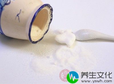 食盐中含有的氟能起到消炎杀菌、防止蛀牙的作用