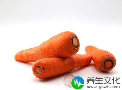 然后加入胡萝卜、土豆片，淋入适量料酒