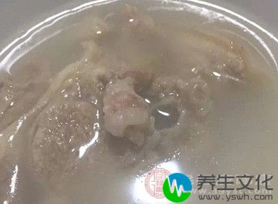 文火煮至羊肉烂时放入生姜25克、食盐适量即成。此方适宜于脾肾阳虚贫血患者食用