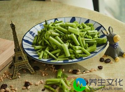 空心菜中含有烟酸、维生素C等有减低胆固醇、甘油三酯的作用