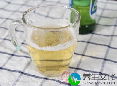 若想在煮的过程中保住虾的营养,可以选择虾与啤酒搭配