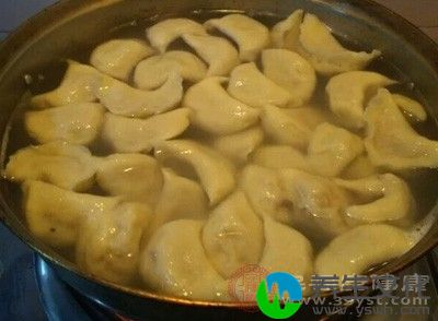 等饺子有轻微上浮，再用锅勺轻轻搅动