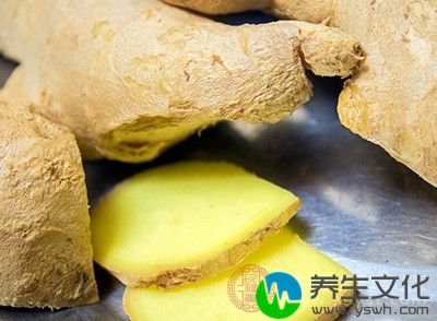 水开后放入少许食用油，放入姜片和小捆葱