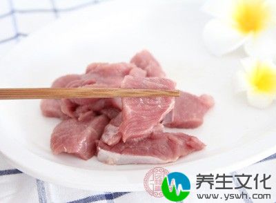 老鸡和猪肉洗净、切块，过水焯一下