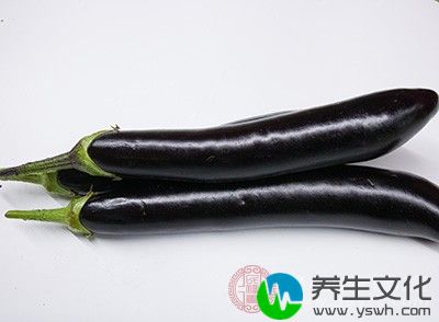 茄子去皮切丝;肉切丝;大蒜切末