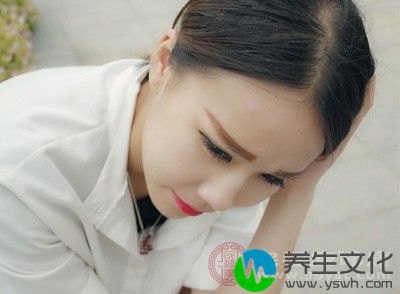 严重者有声嘶，咽痛，以晨为重