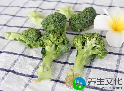 西兰花含有丰富的维生素C及胡萝卜素，这些物质具有抗衰老和抗癌的功效