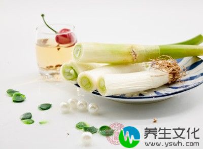 蜂蜜是不能和大葱一起吃的，如果两者同食会出现恶心呕吐、腹痛、腹泻等急性胃肠炎症状