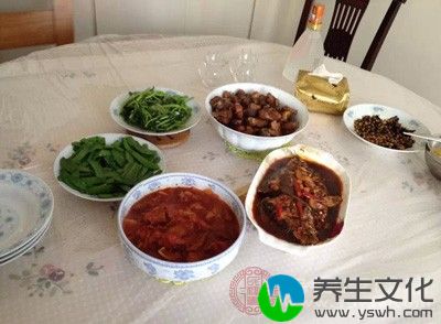 常常不按时吃饭，冷热交替进食，饱一顿饿一顿，久而久之会造成胃寒