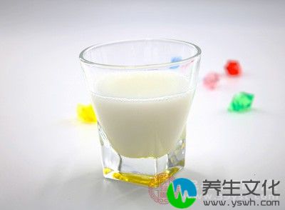 牛奶、酸奶。除了可以补钙，奶类所含的色氨酸及B族维生素，还有助维持神经系统正常运作，改善更年期睡眠质量较差的现象