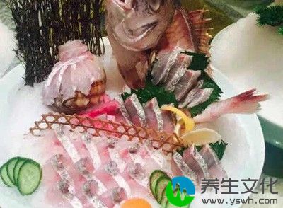 深海鱼富含欧米伽3不饱和脂肪酸，可以帮更年期女性降低血液中的甘油三酯，减少心脑血管疾病发生的可能性，而带骨的鱼类、虾，特别是小鱼干，都是补钙的好帮手