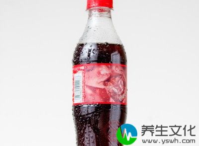 切勿常喝软饮料，如冰茶、可乐、柠檬汽水等各种碳酸饮料