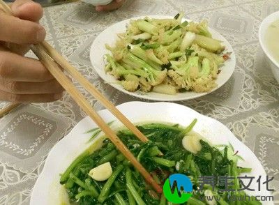 我建议在吃每顿饭时，前叁口东西最好咀嚼25下