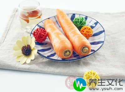 将胡萝卜擦洗干净，切块