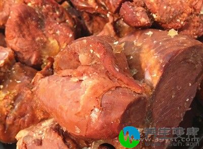 牛肉含锌，锌与谷氨酸盐和维生素B6共同作用，能增强免疫系统