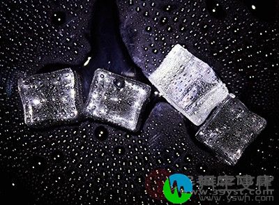 冷冻疗法通过特制探头与痔块接触，达到使痔组织冻结