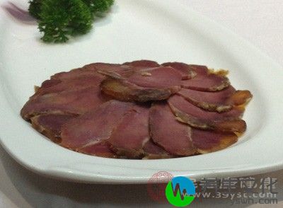 一些热性上火食物，如羊肉、牛肉、狗肉、荔枝、龙眼等，吃多了会导致胃热、内火等