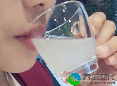 饭前半小时先喝60~100毫升温开水，有助于消化