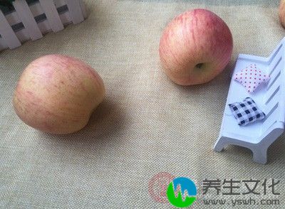 胡萝卜不可以和苹果、葡萄等酸性水果吃