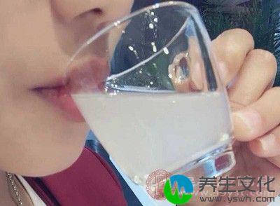 皮肤缺水干燥是造成皮肤暗黄、长斑的原因之一