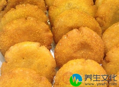 南瓜饼主要以南瓜为原料做成的饼，各个地方的制作方法都不太一样