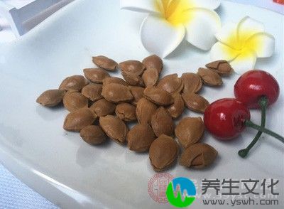 板栗是不能和杏仁一起吃的，一起吃的话会引发胃痛的哦