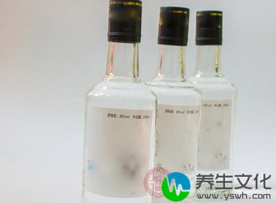 因为酒的主要成份为乙醇，进入人体肝脏后则被转化成乙醛，它对肝脏有直接的损害作用