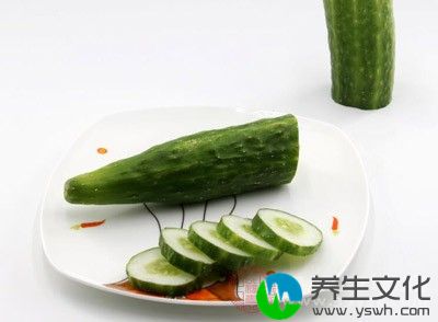 多吃碱性食物如：葡萄、绿茶、海带、蕃茄、芝麻、黄瓜、胡萝卜、香蕉、苹果、橘子、萝卜、绿豆、意仁等