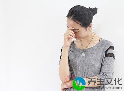 把发生在周围的一些不愉快事件强行与自己联系，听风就是雨