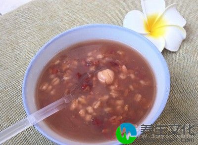 饮食要有规律合理多样化。目前人们高脂高蛋白饮食增多,并缺乏规律性的饮食,尤其是不吃早餐