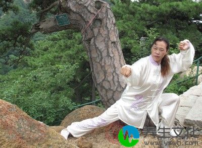 对那些平时容易急躁的人,应多参加慢跑、打太极拳、下棋、游泳等运动,可增强自我控制能力、稳定情绪