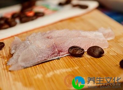 副食可吃鱼、瘦肉末、肝类、虾皮、豆制品、各种蔬菜碎末以及蛋羹等