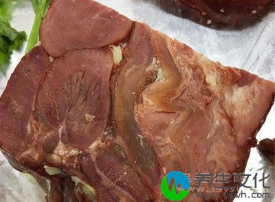 肾结石在患病治疗期间还应该注意少吃些荤食，比如像牛肉、羊肉等食物，这类食物中所含有的大量蛋白质同样不利于患者的健康