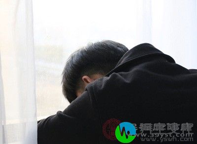 肺气肿疾病如果保护不当会导致胸膜下肺大皰破裂，空气泄入胸膜腔，从而引起自发性气胸，导致肺部大面积萎陷