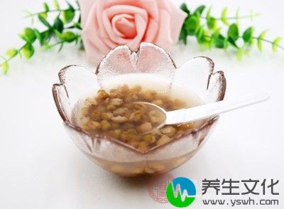 绿豆味甘性寒，入心、胃经，消肿下气，压热解毒。在炎炎酷暑，人们就喜欢在晚上煮一锅绿豆粥，放凉之后食用，清凉解暑