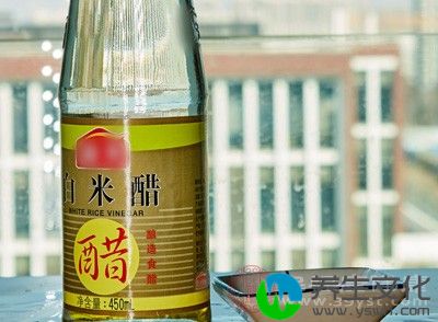 取苦参100克，加入食用白醋适量，浸泡3~5天即成