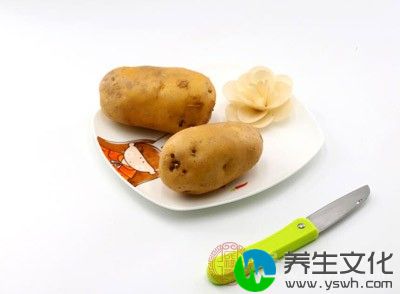 禁食易产生气体的食物，如：马铃薯、甘薯、豆类、洋葱、萝卜、汽水饮料