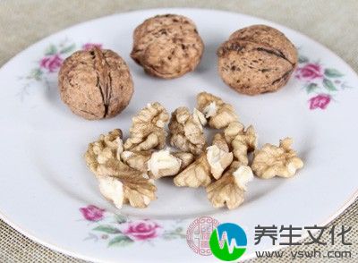 核桃与南瓜子等食物中含量比较多。还应该补充包含维生素D的饮食