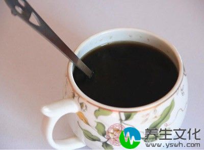 少食深色食物及少喝饮料，如浓茶、可乐、咖啡和朱古力等