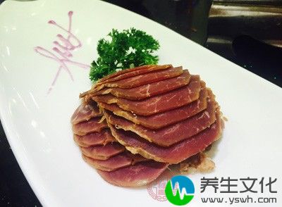 不要吃生冷的食物，生冷的食物很容易导致上吐下泻