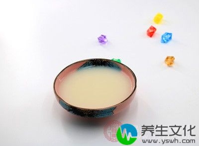 豆浆比牛奶更适合女性饮用，而且家中只需要有榨汁机即可