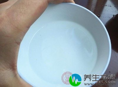 患儿一周内应卧床休息，多饮温开水