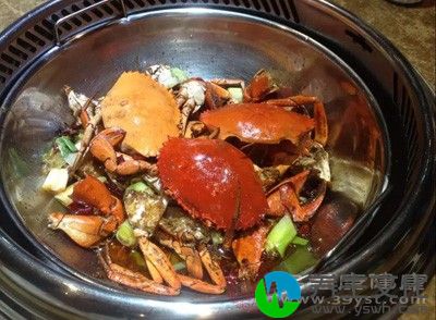 海鲜中的鱼虾蟹、藻类都是富含蛋白质和钙的食品，而柿饼含有较多的鞣酸，两者同时食用的话，海鲜中的蛋白质和钙容易和柿饼的鞣酸发生作用