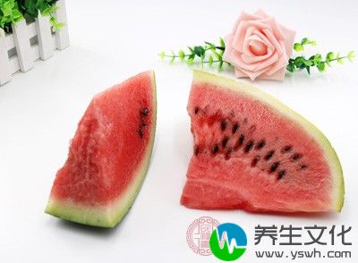 有利水功效的食物有：红豆、冬瓜、西瓜、丝瓜、黄花菜、薏苡仁等