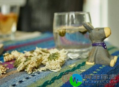 一般多喝点菊花水就可以了,必要时可加点丹皮一起泡水