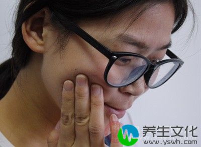 如意外摔倒、碰伤或吃饭时咬到砂粒等致牙折或牙裂开，引起牙齿疼痛